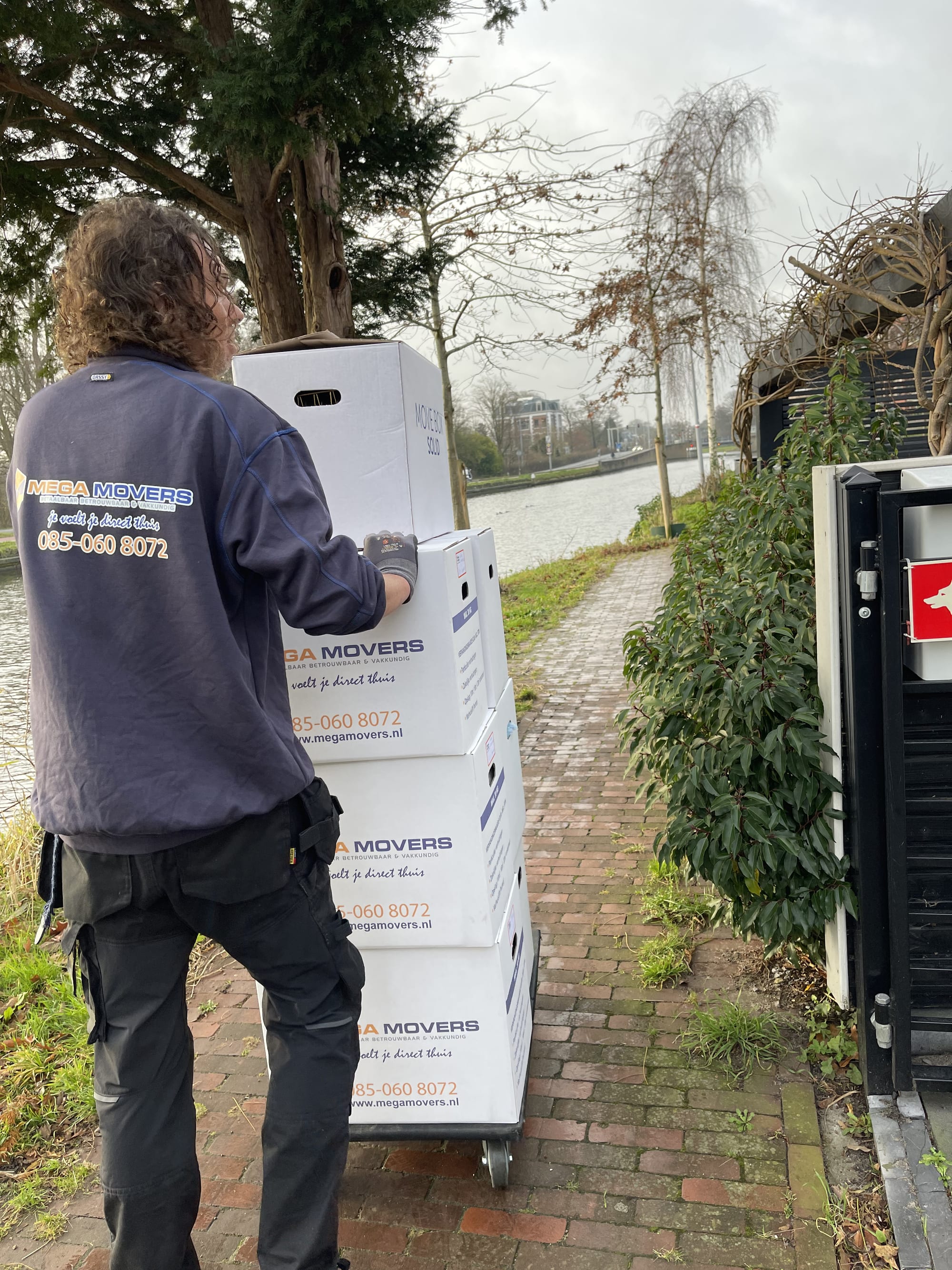 Verhuizer van Mega Movers met eigen verhuisdozen aan het werk